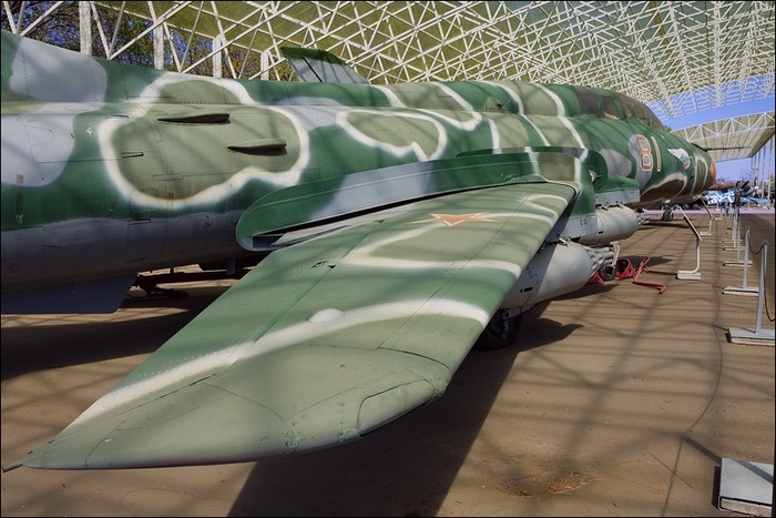 Cường kích Su-17UM3.